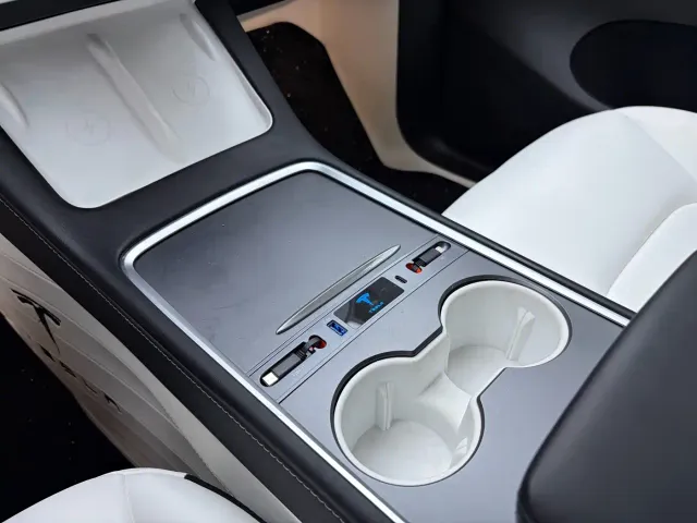 Tesla Model Y — Фото автомобиля 9