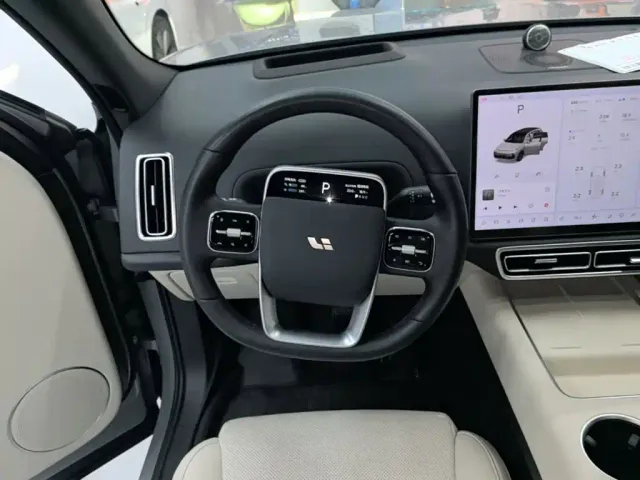 Li Auto L7 — Фото автомобиля 10