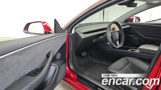 Tesla Model 3 — Фото автомобиля 10