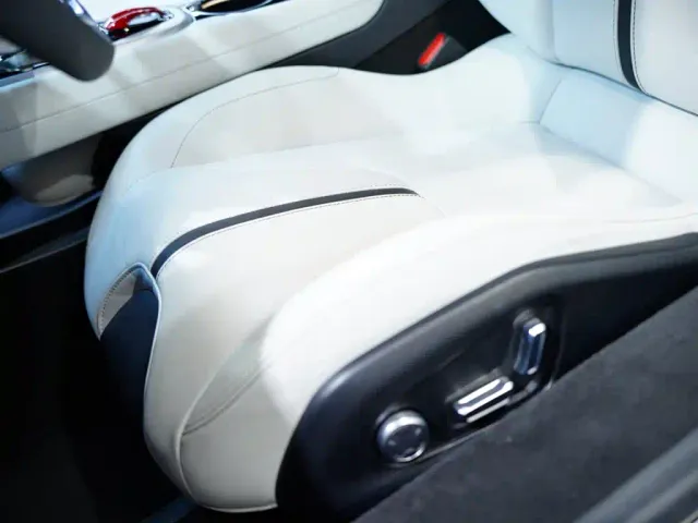 Lotus Emira — Фото автомобиля 15