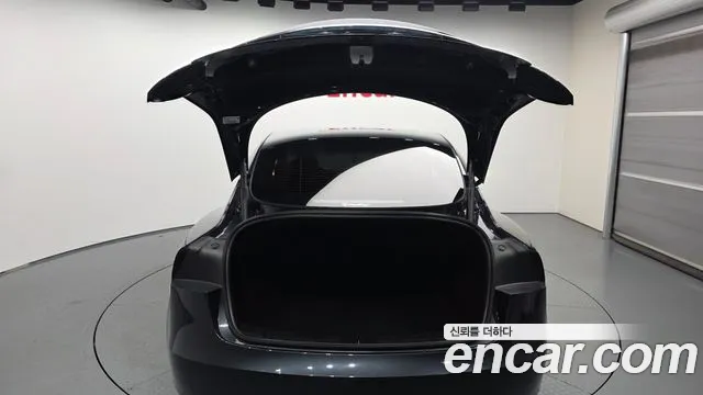 Tesla Model 3 — Фото автомобиля 19