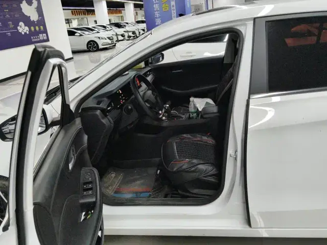 Roewe i5 — Фото автомобиля 9