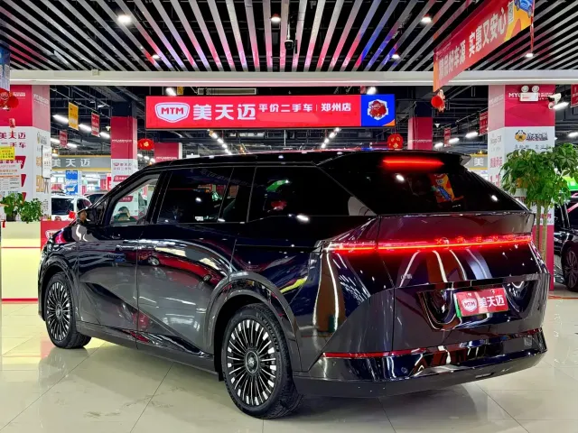 Xpeng X9 — Фото автомобиля 6