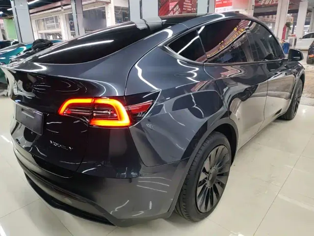 Tesla Model Y — Фото автомобиля 6