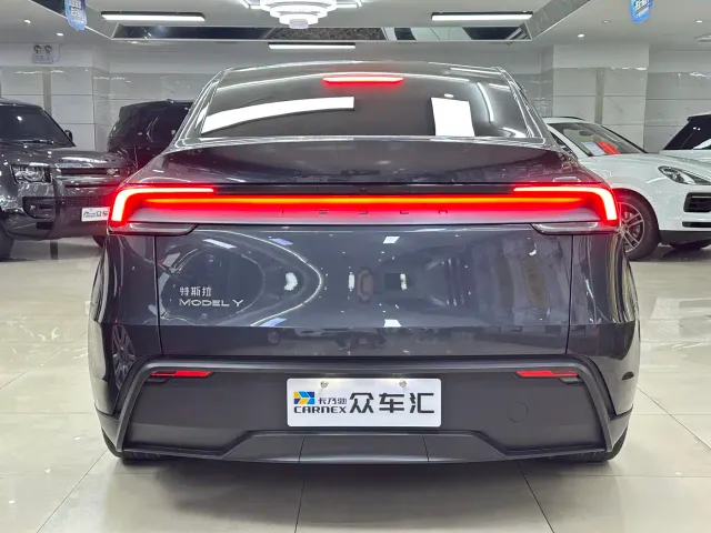 Tesla Model Y — Фото автомобиля 5