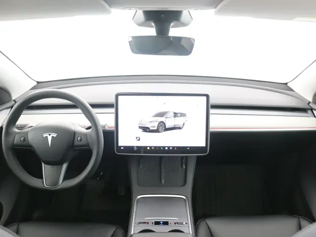 Tesla Model Y — Фото автомобиля 4