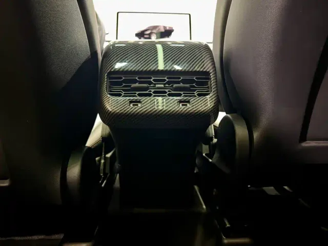 Tesla Model Y — Фото автомобиля 23