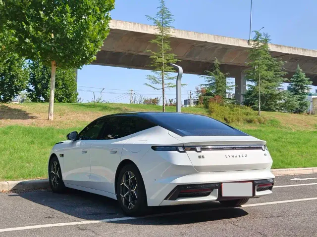 Lynk & Co 10 EM-P — Фото автомобиля 12