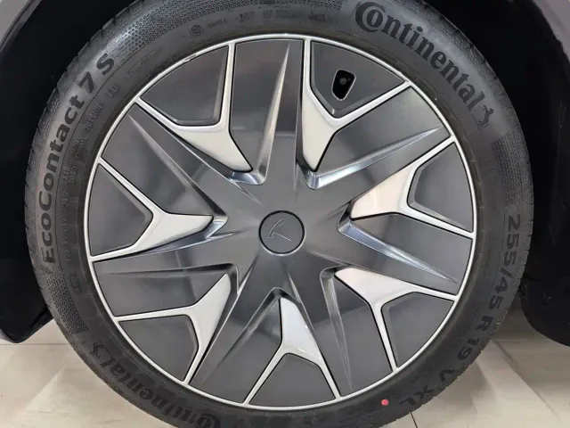 Tesla Model Y L — Фото автомобиля 13