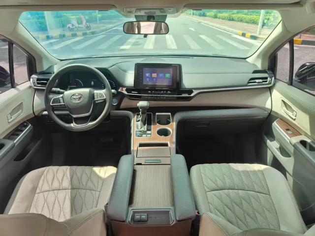 Toyota Sienna — Фото автомобиля 9