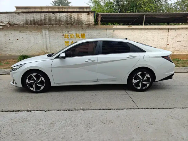 Hyundai Elantra — Фото автомобиля 3
