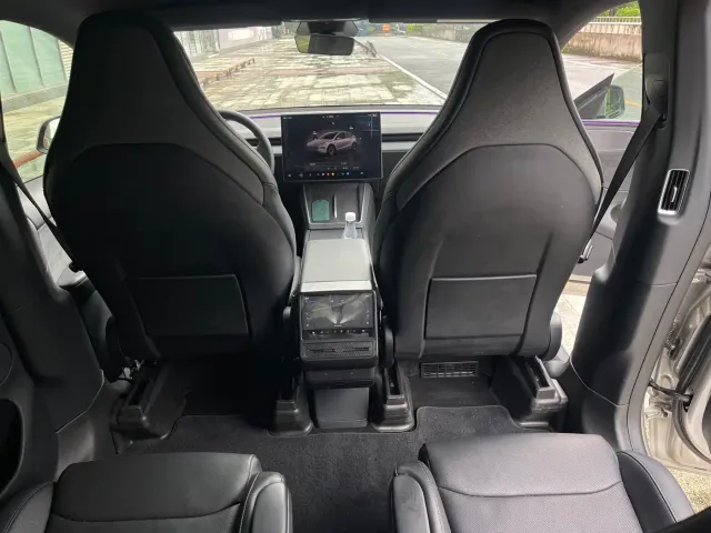 Tesla Model Y L — Фото автомобиля 15