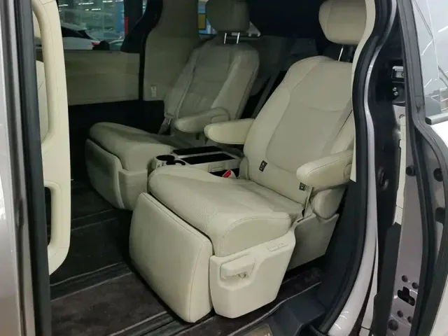 Toyota Sienna — Фото автомобиля 11