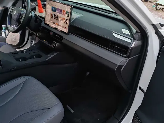 Toyota RAV4 — Фото автомобиля 7