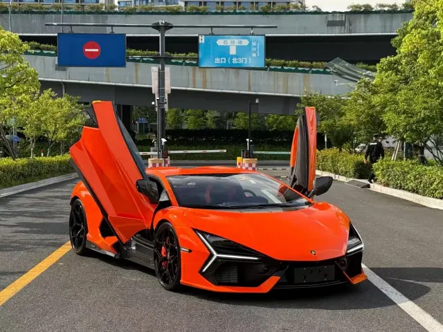 Lamborghini Revuelto — Фото автомобиля 3