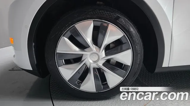 Tesla Model Y — Фото автомобиля 5