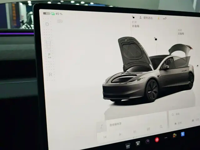 Tesla Model 3 — Фото автомобиля 13