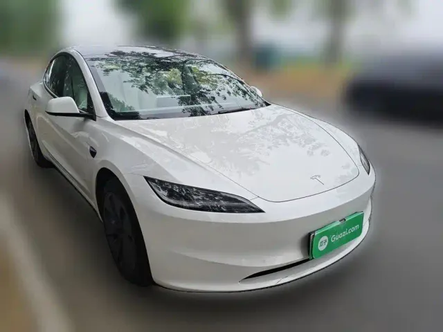 Tesla Model 3 — Фото автомобиля 4