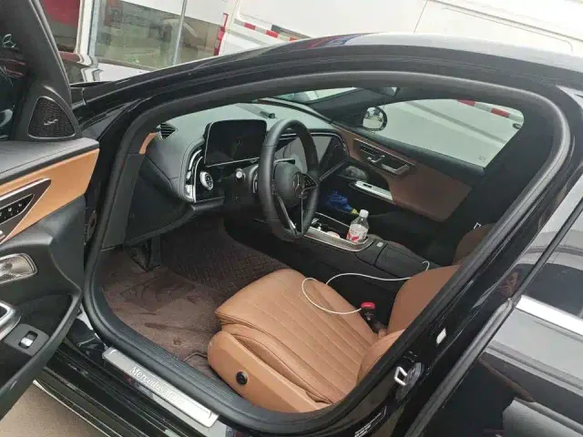 Mercedes-Benz E-Class — Фото автомобиля 4