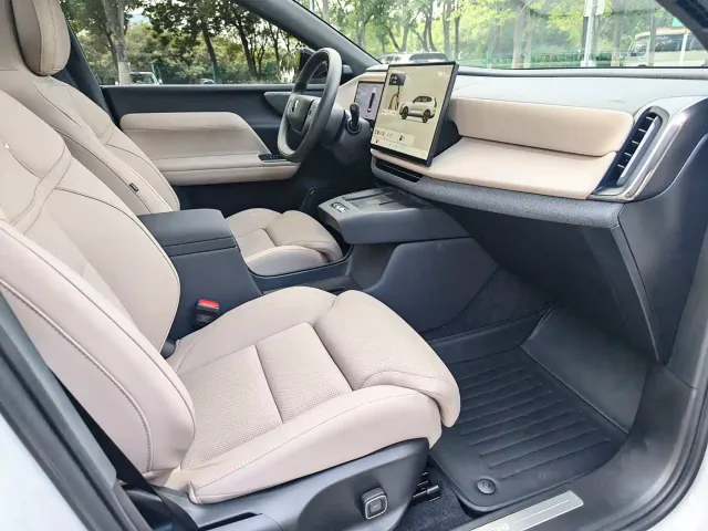 Volvo XC70 Plug-in Hybrid — Фото автомобиля 13