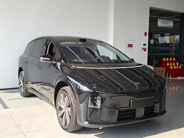 Li Auto i8 — Фото автомобиля 3