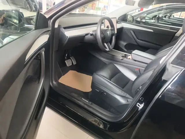 Tesla Model Y — Фото автомобиля 15