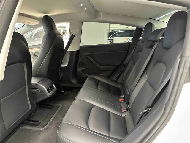 Tesla Model 3 — Фото автомобиля 12
