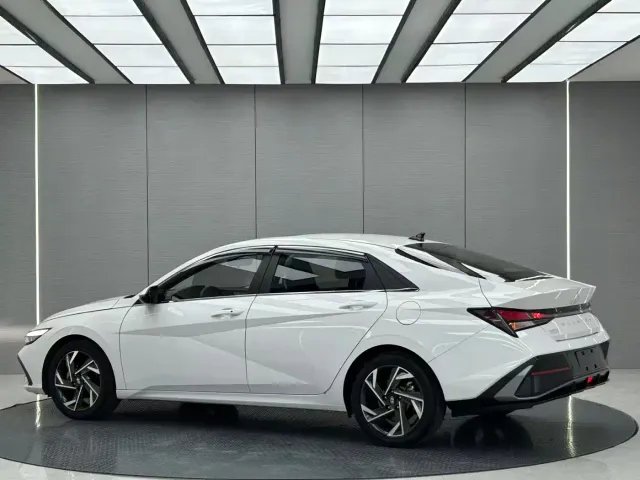 Hyundai Elantra — Фото автомобиля 3