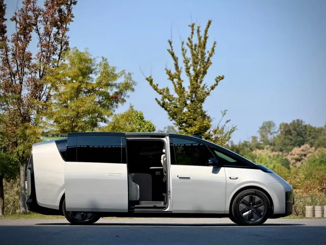 Li Auto MEGA — Фото автомобиля 24