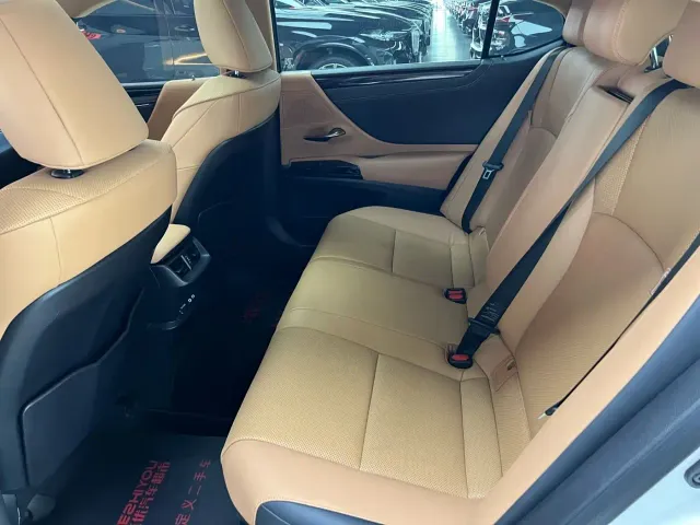 Lexus ES — Фото автомобиля 10