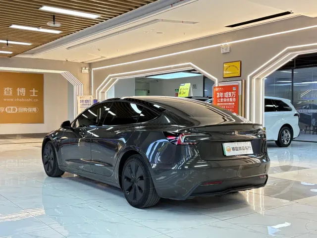Tesla Model 3 — Фото автомобиля 3