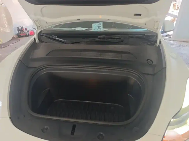 Tesla Model Y — Фото автомобиля 19