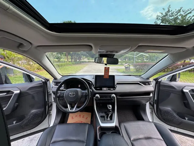 Toyota RAV4 — Фото автомобиля 10