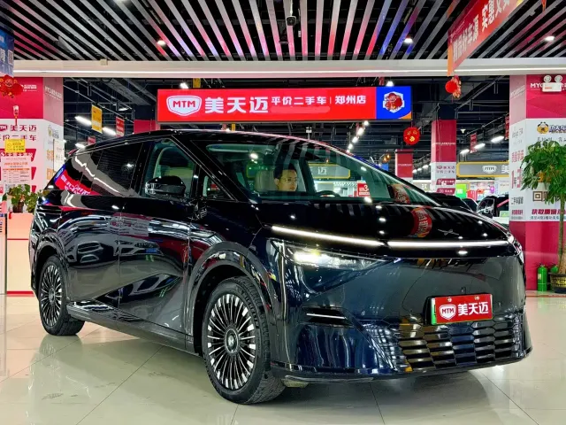 Xpeng X9 — Фото автомобиля 3