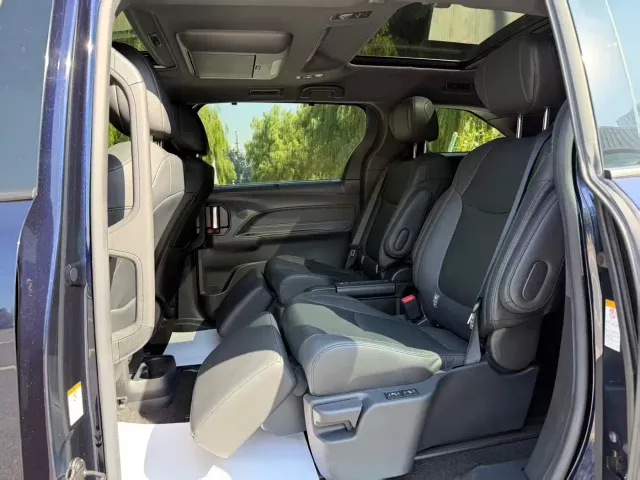 Toyota Sienna — Фото автомобиля 11