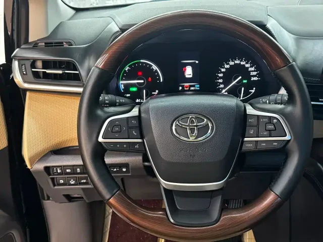 Toyota Sienna — Фото автомобиля 5