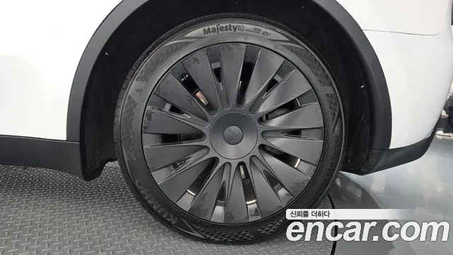 Tesla Model Y — Фото автомобиля 6
