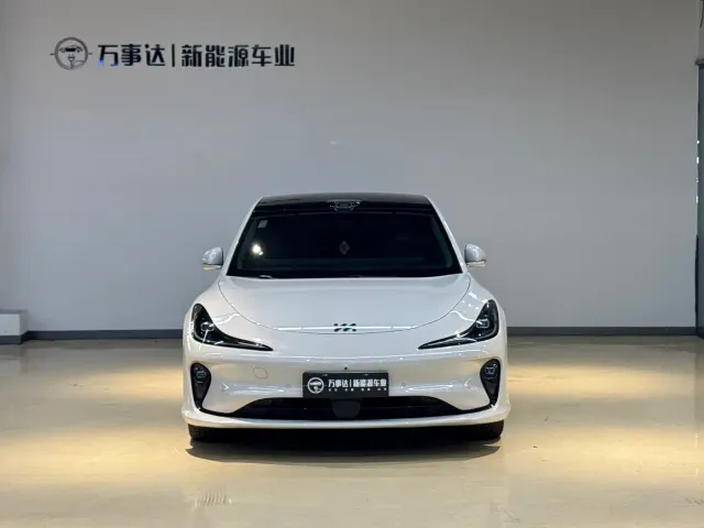 IM Motors L6 — Фото автомобиля 2