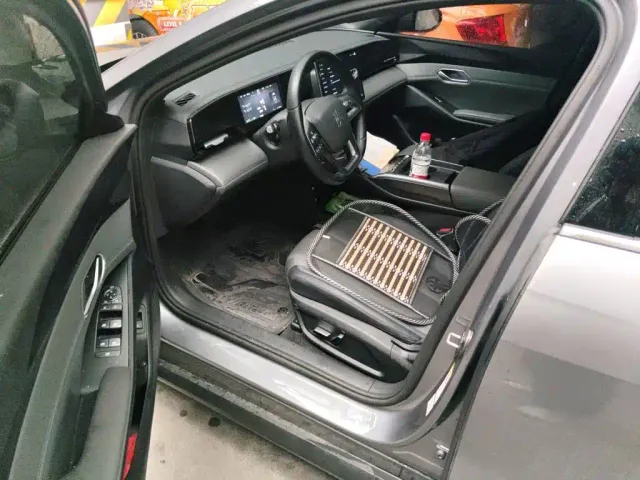 BYD Qin L — Фото автомобиля 12