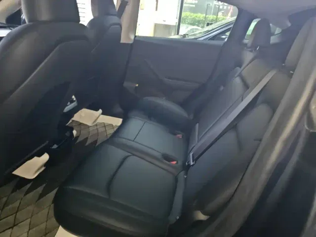 Tesla Model Y — Фото автомобиля 16