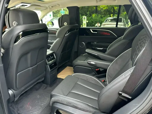 Hongqi E-HS9 — Фото автомобиля 6