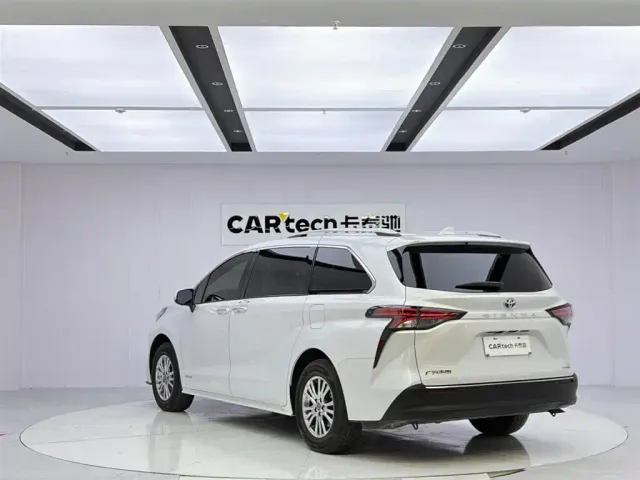 Toyota Sienna — Фото автомобиля 3