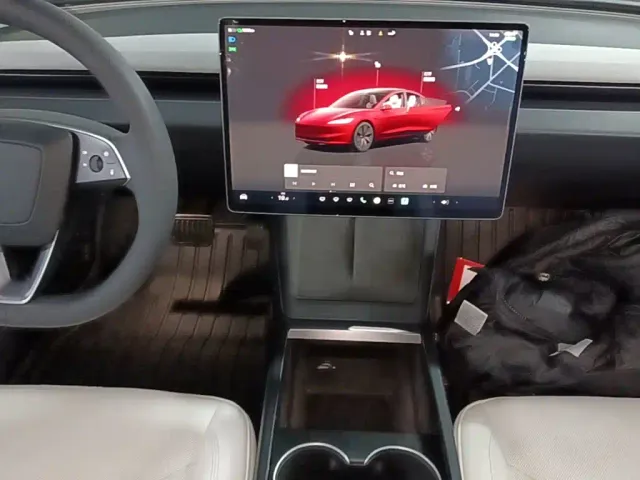 Tesla Model 3 — Фото автомобиля 12