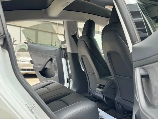 Tesla Model 3 — Фото автомобиля 9