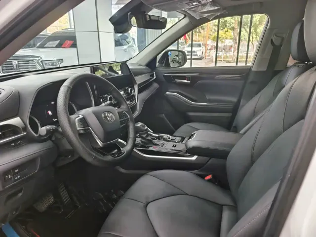 Toyota Highlander — Фото автомобиля 2