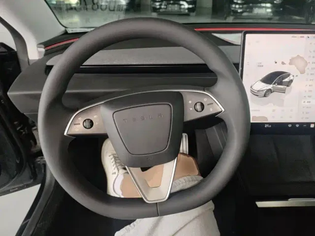 Tesla Model 3 — Фото автомобиля 10