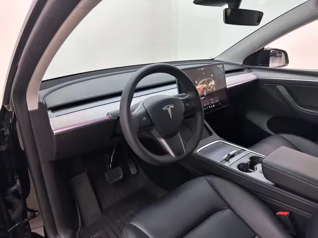 Tesla Model Y — Фото автомобиля 23