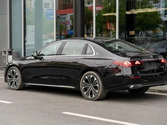 Mercedes-Benz E-Class — Фото автомобиля 5
