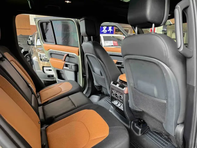 Land Rover Defender — Фото автомобиля 8