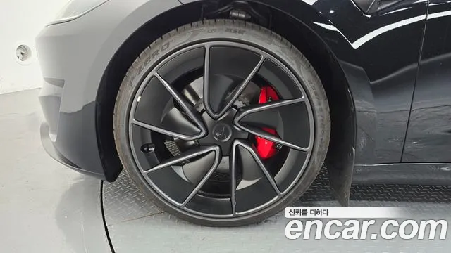 Tesla Model 3 — Фото автомобиля 5